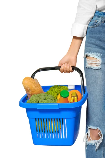 Junge Frau Hält Einkaufskorb Mit Lebensmitteln Auf Weißem Hintergrund — Stockfoto