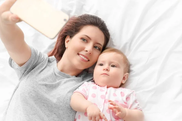 Fiatal Anya Bevétel Selfie Aranyos Baba Ágy — Stock Fotó