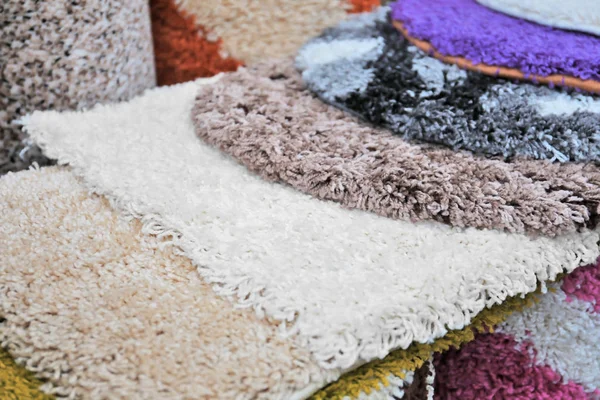 Muchas alfombras de diferentes colores en la tienda —  Fotos de Stock