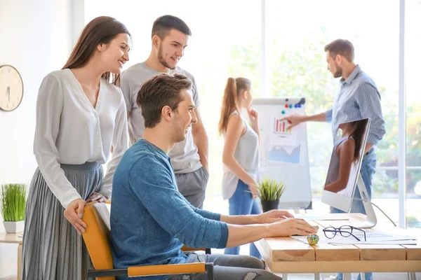 Gruppe Junger Berufstätiger Trifft Sich Büro — Stockfoto