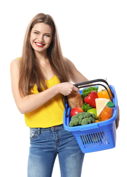 白い背景の上の食料品の買い物かごを持って若い女性 — ストック写真