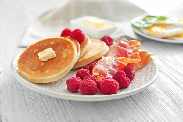 Leckeres Frühstück Mit Pfannkuchen Speck Und Himbeeren Auf Teller — Stockfoto