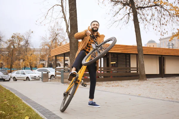 街の魅力的な若いヒップな乗馬の自転車 — ストック写真