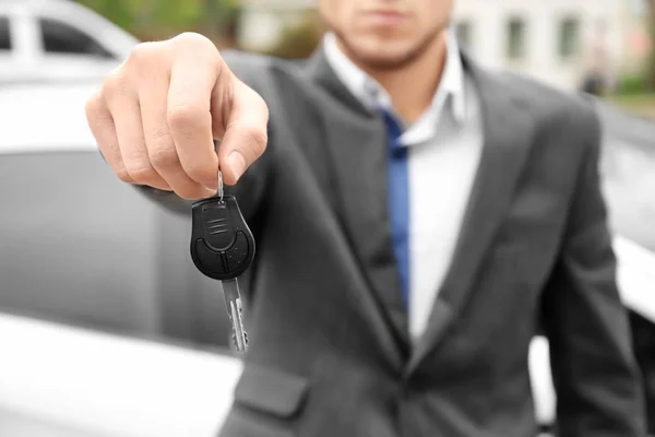 Hombre Ropa Oficina Sosteniendo Llave Del Coche Aire Libre —  Fotos de Stock