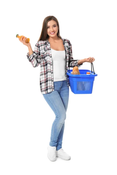年轻妇女拿着瓶果汁和购物篮与杂货在白色背景 — 图库照片