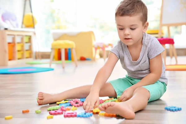 Schattige Kleine Jongen Spelen Met Wiskunde Puzzel Thuis — Stockfoto