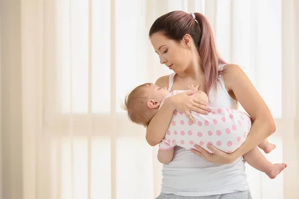 Jovem Mãe Embalando Seu Bebê Casa — Fotografia de Stock