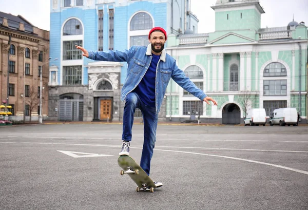 Aantrekkelijke Jonge Hipster Skateboard Rijden Stad Straat — Stockfoto