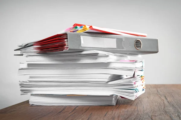 Belgeler üzerinde tablo açık renkli karşı yığını