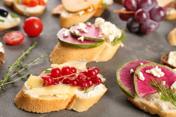 Lezzetli İtalyan bruschettas gri arka plan üzerinde