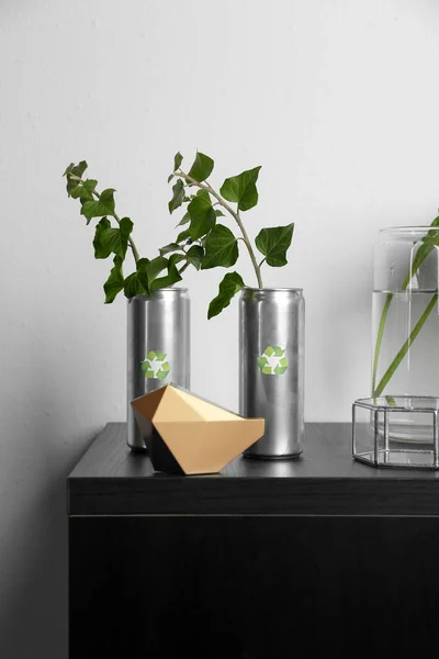 Konzervdobozok Növényekkel Asztalra Könnyű Fal Közelében Hulladék Újrahasznosítás Fogalma — Stock Fotó