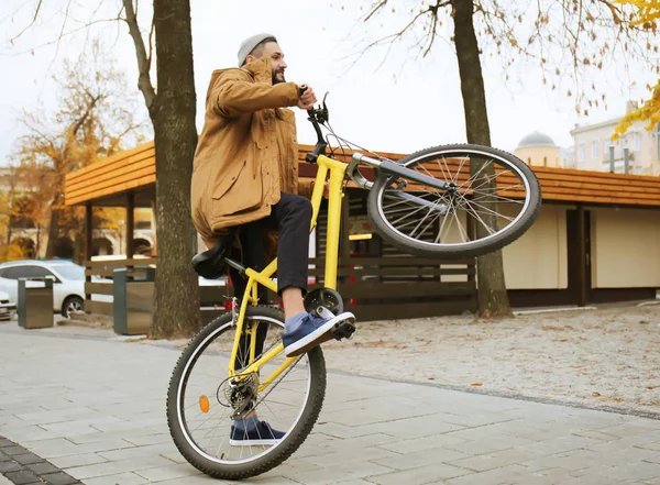 Atractiva Joven Hipster Montar Bicicleta Calle Ciudad —  Fotos de Stock