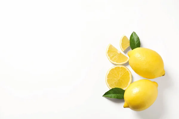 Složení se zralými citrony na bílém pozadí — Stock fotografie