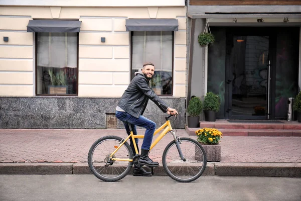 街の魅力的な若いヒップな乗馬の自転車 — ストック写真