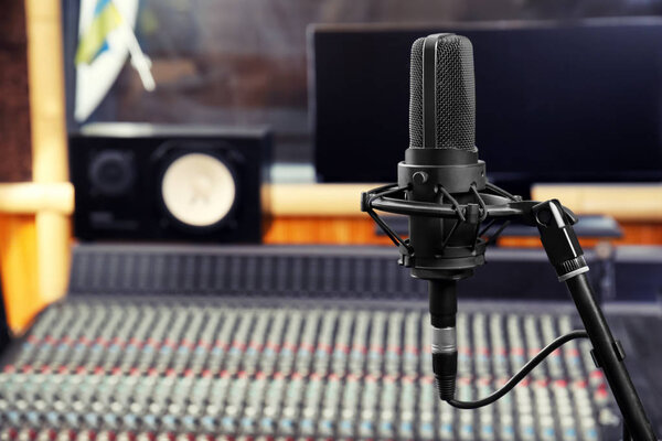 Вид на современный микрофон в радиостанции, крупный план
 
