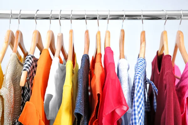 Πολύχρωμα ρούχα σε κρεμάστρες στην ντουλάπα — Φωτογραφία Αρχείου