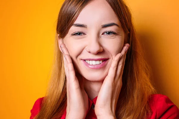 Jovem mulher sorridente no fundo de cor — Fotografia de Stock