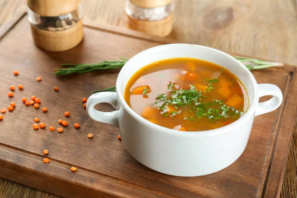 Plato Con Sabrosa Sopa Lentejas Sobre Tabla Madera — Foto de Stock