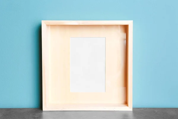 Lege Houten Frame Tafel Buurt Van Kleur Muur — Stockfoto