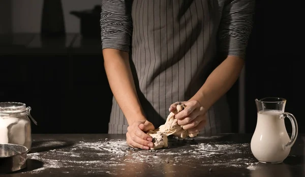 Femme pétrissant la pâte sur la table — Photo