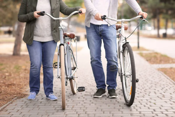 Couple Sénior Marchant Avec Des Vélos Dans Parc — Photo