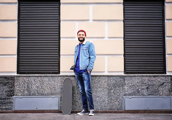 Aantrekkelijke Jonge Hipster Met Een Skateboard Stad Straat — Stockfoto