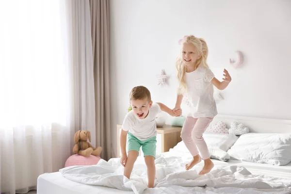 Schattige Kleine Kinderen Springen Bed Thuis — Stockfoto