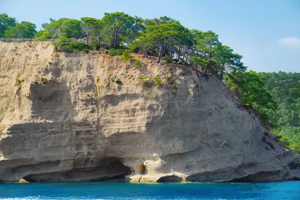 Güzel Bir Büyük Uçurum Ile Mavi Deniz Manzarası — Stok fotoğraf