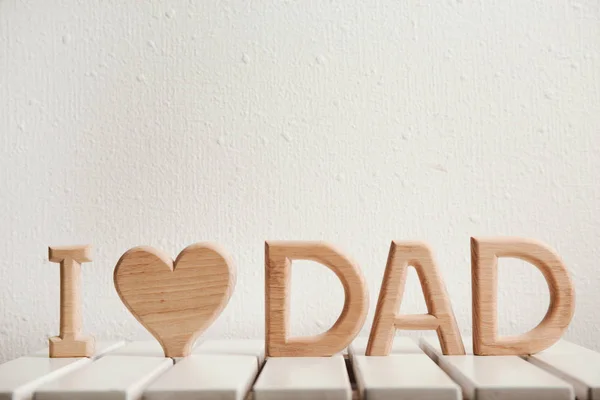 我爱爸爸 用木制字母作为问候父亲节在桌上的短语 — 图库照片