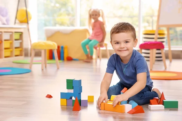 Netter Kleiner Junge Spielt Hause Mit Blöcken — Stockfoto