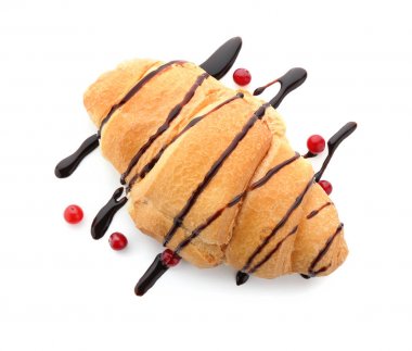 Çikolata ve beyaz arka plan üzerinde yaban mersini ile nefis taze kruvasan