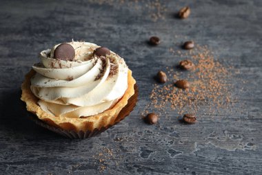 Lezzetli kek üzerine gri tablo