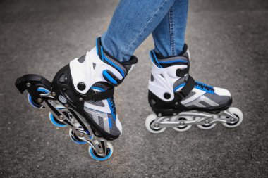 Genç kadın paten açık havada bacaklar