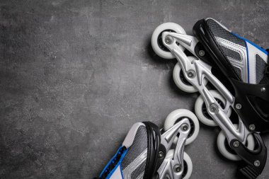 Gri arka plan üzerinde paten