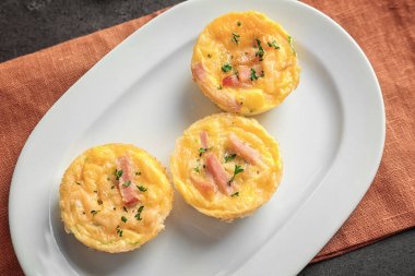 Lezzetli yumurta muffins tablo ile plaka