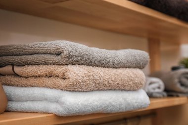 Ahşap raf kapalı, closeup yumuşak havlu