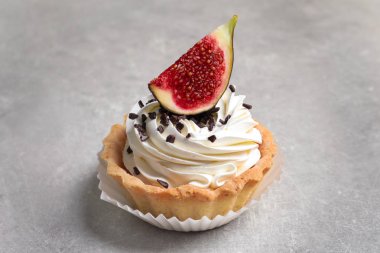 Lezzetli kek üzerine gri tablo