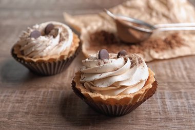 Ahşap arka plan üzerinde lezzetli kek