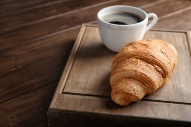 Nefis taze kruvasan ve kahve ahşap masa üzerinde kurulu