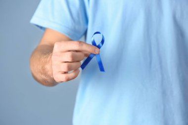 Genç holding Mavi Şerit üzerinde renk arka plan, tatlı adam. Prostat Kanseri Bilinçlendirme kavramı