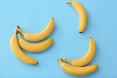 Renkli arkaplanda lezzetli olgun muzlar