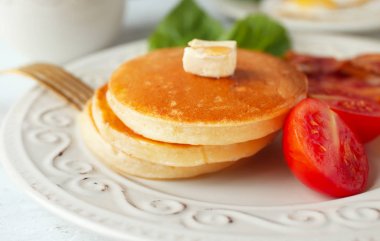 Lezzetli kahvaltı krep ve plaka üzerinde domates ile