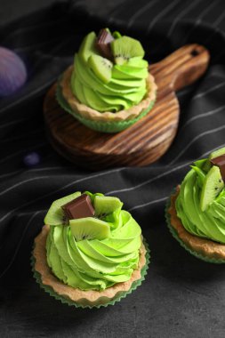 Masada lezzetli parlak kek