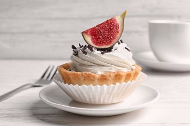 Beyaz ahşap masa üzerinde lezzetli pasta plaka