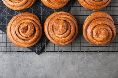 Tablo üzerinde rulo tatlı tarçın ile kabin soğutma