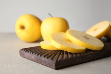 Ahşap tahta masada kesme sarı elma ile