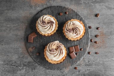 Tablo, üstten görünüm lezzetli kek ile kayrak plaka