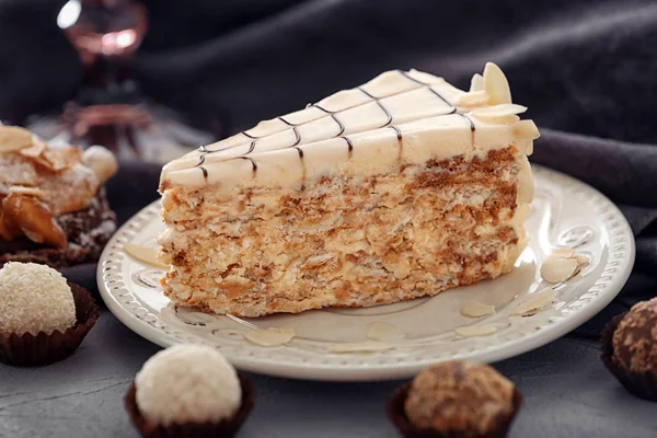 Teller mit leckerem Kuchen und Bonbons auf dem Tisch — Stockfoto