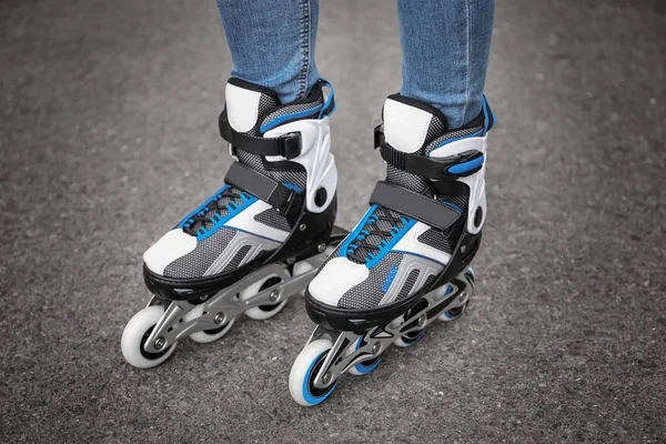 Jambes de jeune femme patin à roulettes en plein air — Photo