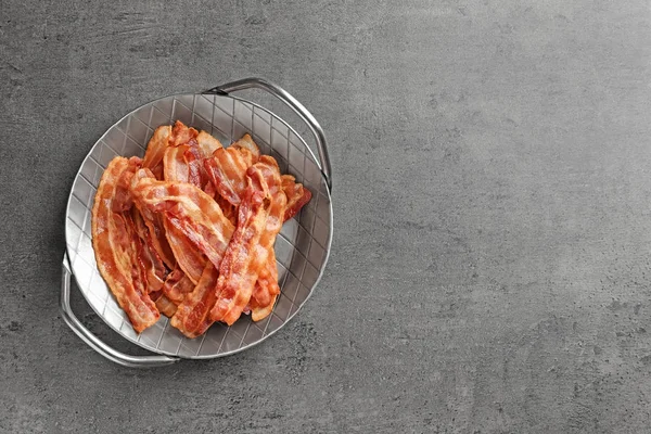 Panela com tochas de bacon cozido na mesa — Fotografia de Stock